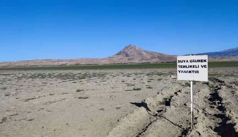 Binlerce canlının yaşam alanı olan Karataş Gölü'nde acı tablo: Balıkların yüzdüğü yerde yürüyüş yapılıyor