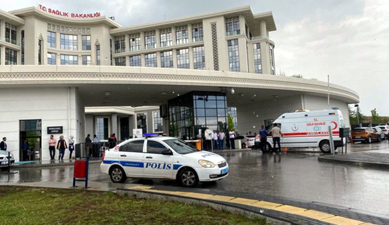 Hastasını teslim edemeyen ambulans şoföründen eylem: Kendini Sağlık Bakanlığı önünde araca kilitledi