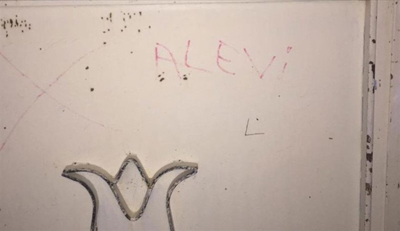 Kendi mahallesindeki Alevi yurttaşların evlerini işaretledi