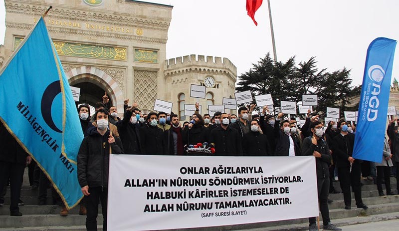 AGD&#39;li grup Beyazıt Meydanı&#39;nda yaptığı eylemde Boğaziçili öğrencileri &#39;İslam düşmanı&#39; ilan etti