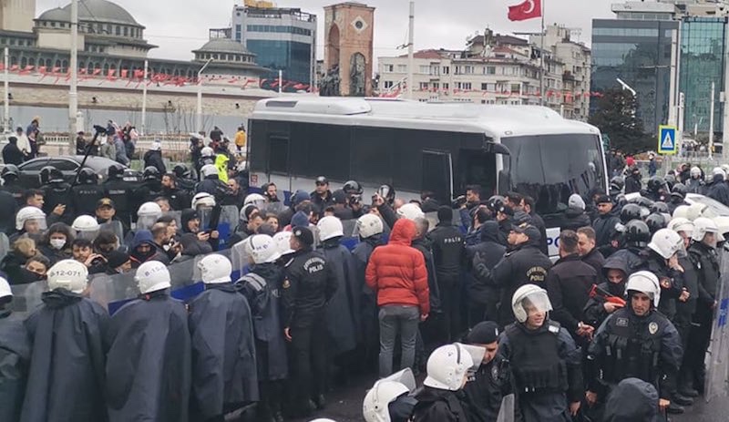 Taksim'de 1 Mayıs deklarasyonu açıklamasına polis müdahalesi