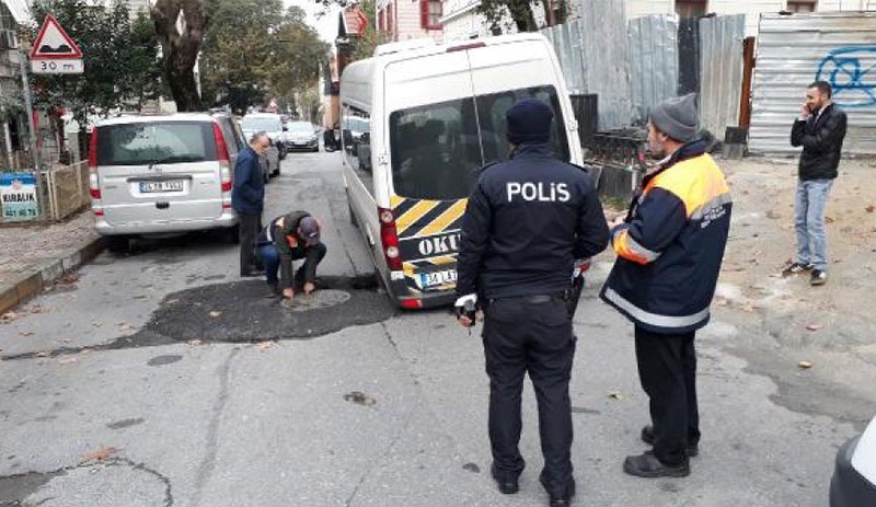 Bakırköy�de yol çöktü, öğrenci servisi mahsur kaldı Artı Gerçek