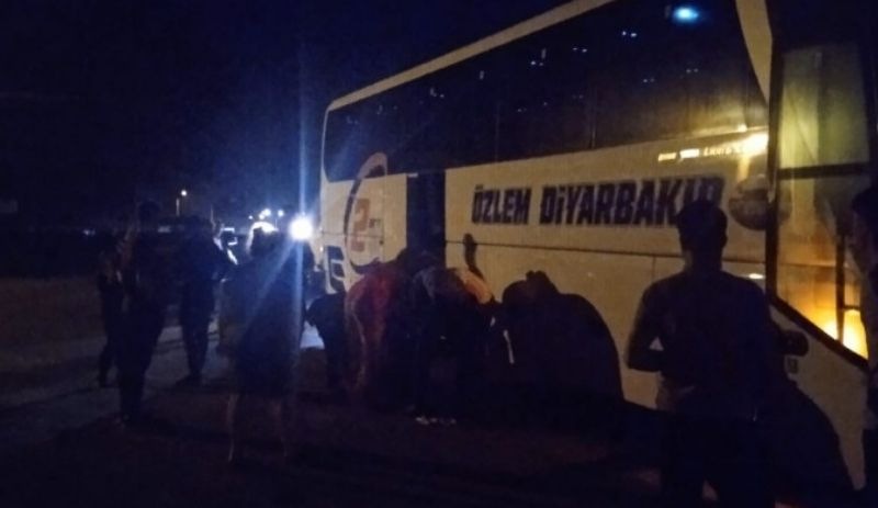 Diyarbakır'a giden yolcu otobüsüne saldırı: 2 yaralı