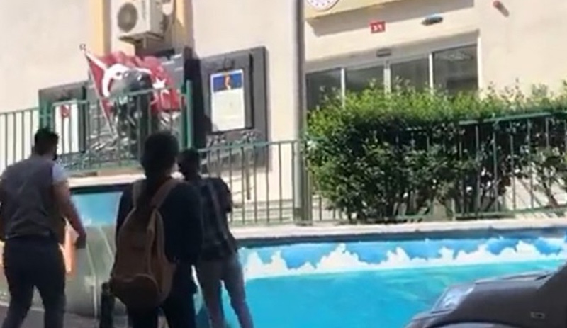 Liselilerden boyalı protesto