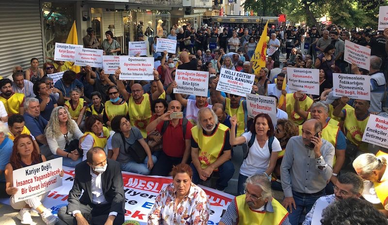 Nejla Kurul'dan öğretmenlerin yürüyüşünün engellenmesine tepki: Türkiye yarı açık cezaevi haline geldi