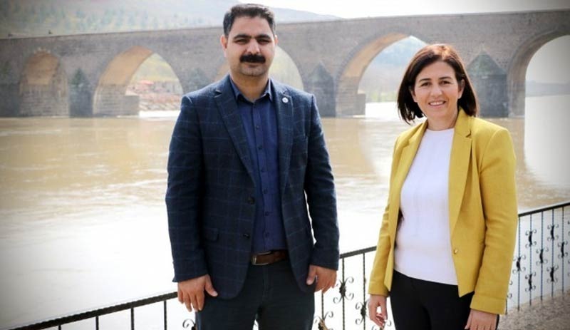 Sur Belediyesi eş başkanları başka cezaevine götürüldü